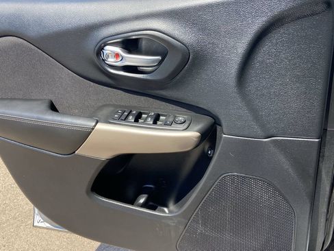 Used 2018 Jeep Cherokee Latitude w/ Safety Group AWD/4WD image 17