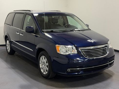 Used 2015 Chrysler Town & Country Touring w/ Driver Convenience Group FWD image 4