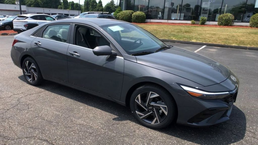 Used 2025 Hyundai Elantra Limited w/ Cargo Package FWD image 2