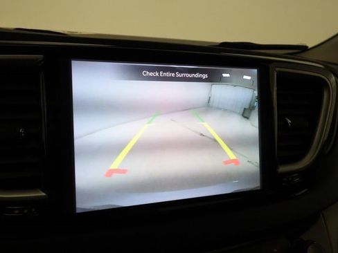 Used 2022 Chrysler Voyager LX image 17