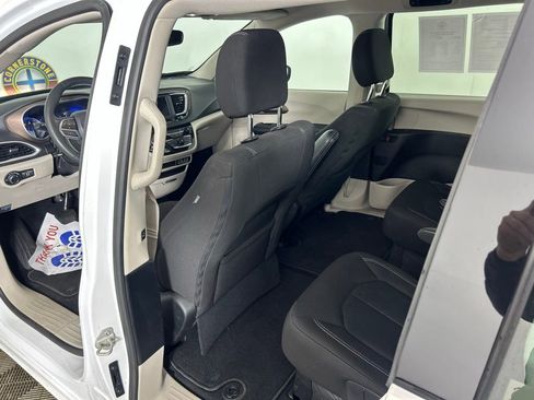 Used 2023 Chrysler Voyager LX image 12