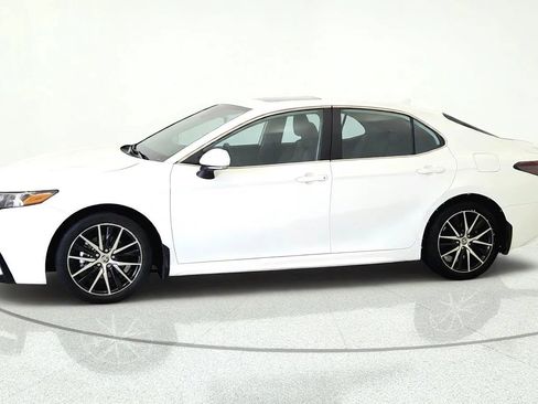 Used 2024 Toyota Camry SE w/ Cold Weather Package FWD image 3
