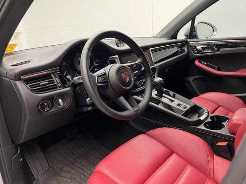 Certified 2025 Porsche Macan S AWD/4WD image 4