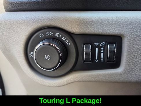 Used 2024 Chrysler Pacifica Touring-L FWD image 22