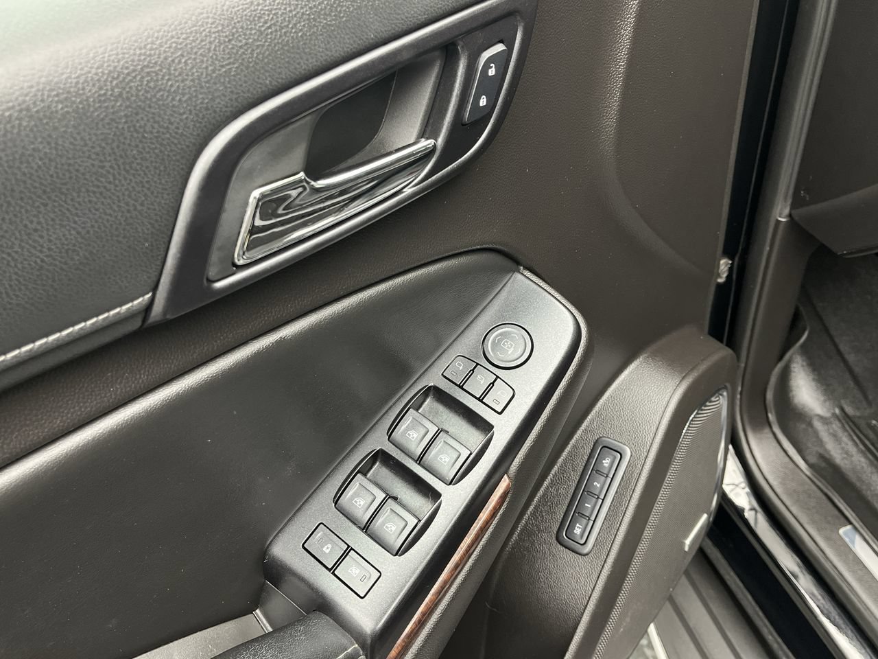 Used 2016 GMC Yukon XL SLT w/ Open Road Package AWD/4WD image 9