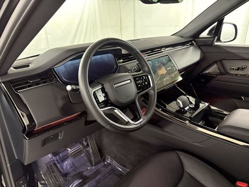 Used 2025 Land Rover Range Rover Sport SE AWD/4WD image 4