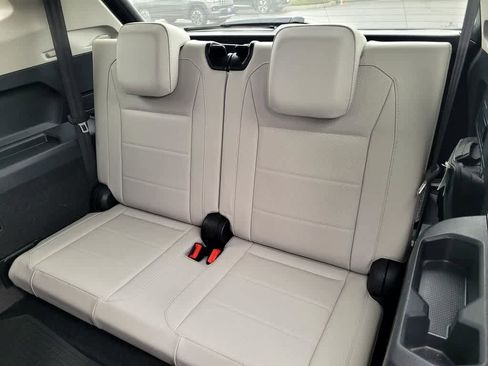 Used 2021 Volkswagen Tiguan SE w/ Panoramic Sunroof Package image 12