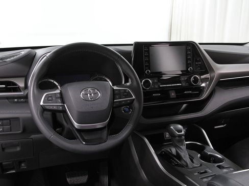 Used 2022 Toyota Highlander XLE image 6