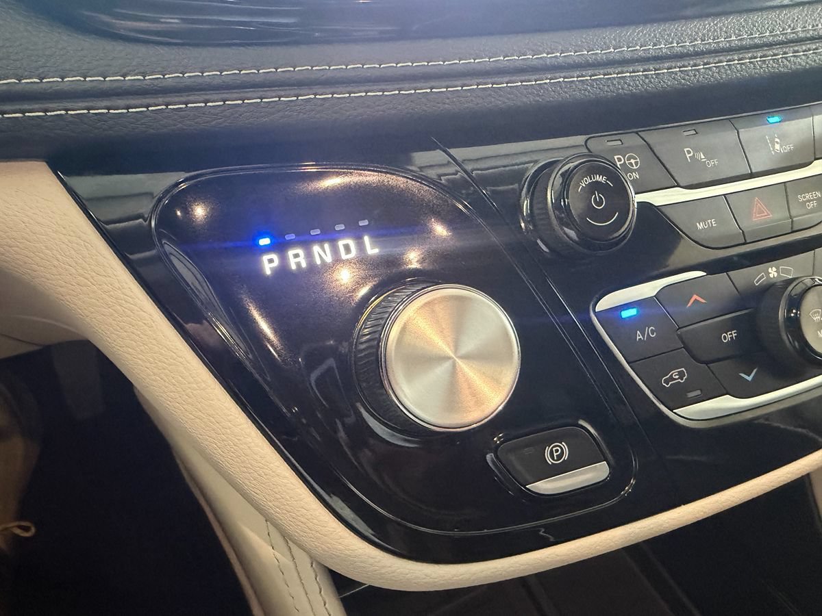 Used 2023 Chrysler Pacifica Limited FWD image 15