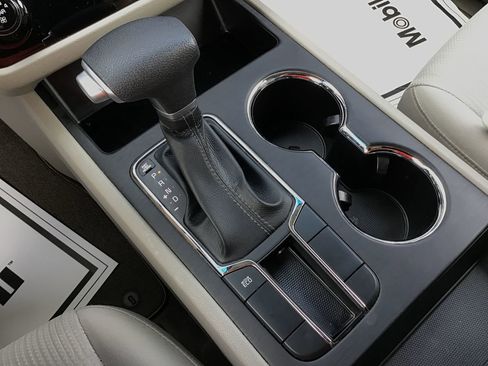 Used 2020 Kia Sedona LX image 14