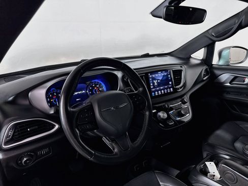 Used 2020 Chrysler Pacifica Touring-L Plus w/ S Appearance Package FWD image 9