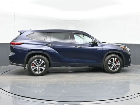 Used 2022 Toyota Highlander XLE image 3