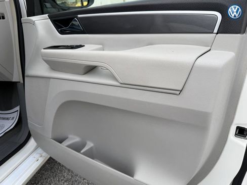 Used 2010 Volkswagen Routan SE FWD image 27