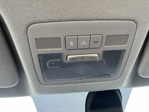 Used 2022 Hyundai Venue Limited image 20