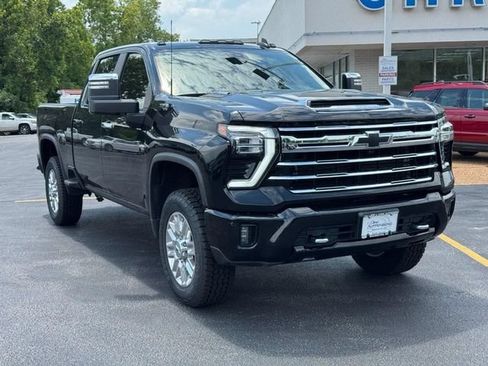 Used 2024 Chevrolet Silverado 2500 LT w/ Midnight Edition AWD/4WD image 2