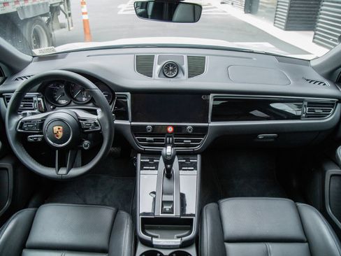 Certified 2024 Porsche Macan AWD/4WD image 7