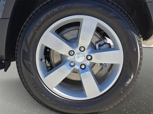 New 2025 Land Rover Defender 110 S image 34