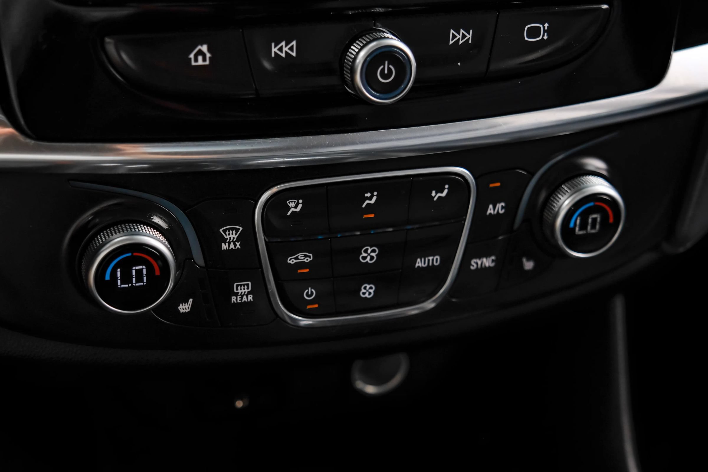 Used 2018 Chevrolet Traverse LT FWD image 31