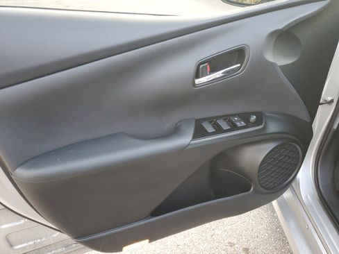 Used 2019 Toyota Prius XLE w/ Phone Cable & Charge Package image 22