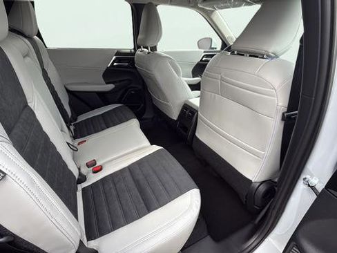 New 2026 Mitsubishi Outlander SE image 23