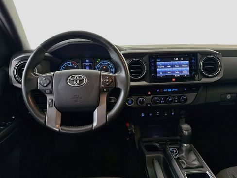 Used 2017 Toyota Tacoma TRD Sport AWD/4WD image 25
