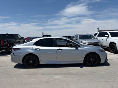 Used 2022 Toyota Camry SE FWD image 3