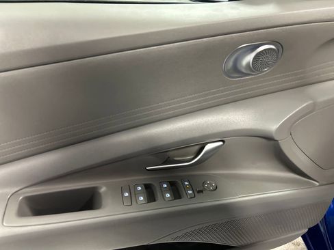Used 2025 Hyundai Elantra SE image 12