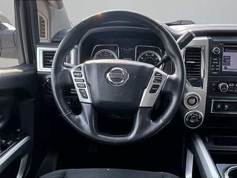 Used 2018 Nissan Titan SV w/ SV Convenience Package AWD/4WD image 6