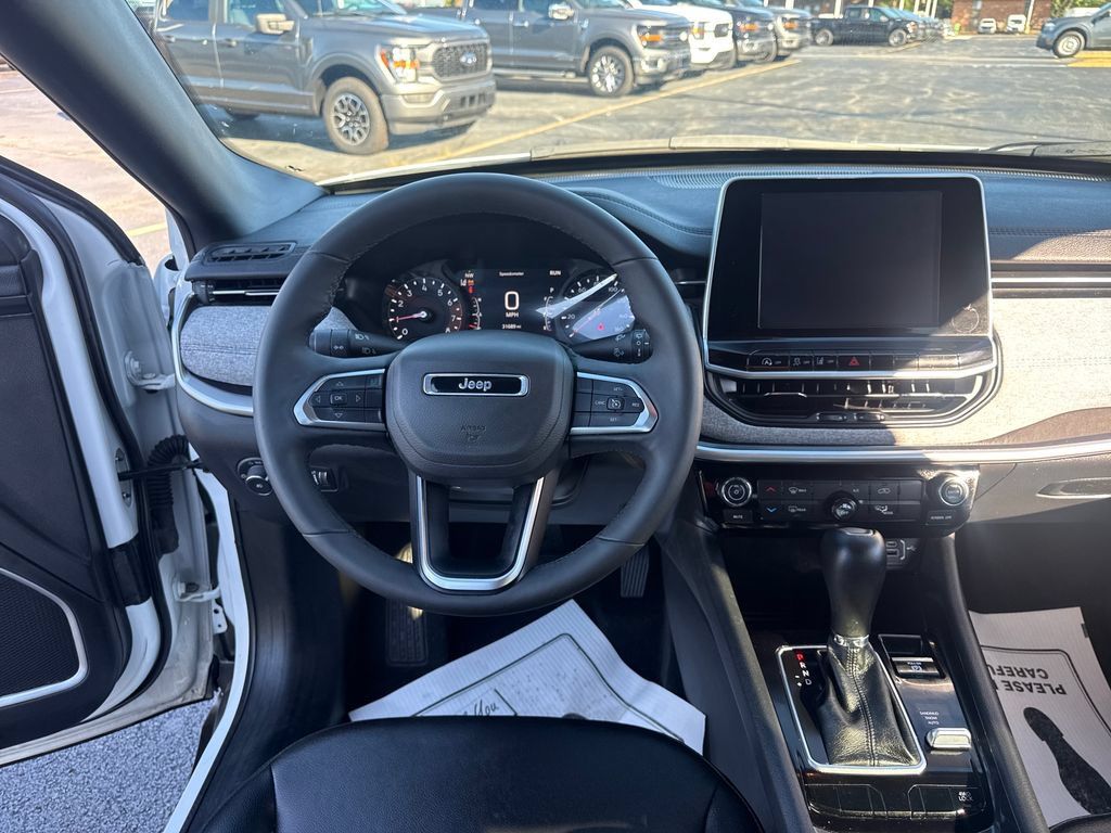Used 2025 Jeep Compass Latitude AWD/4WD image 24