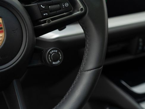 Certified 2025 Porsche Cayenne Coupe image 27