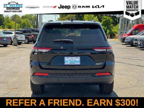 Used 2025 Jeep Grand Cherokee Altitude AWD/4WD image 5