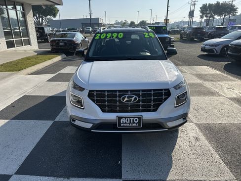 Used 2024 Hyundai Venue Limited image 2