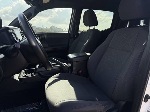 Used 2017 Toyota Tacoma TRD Off-Road image 19