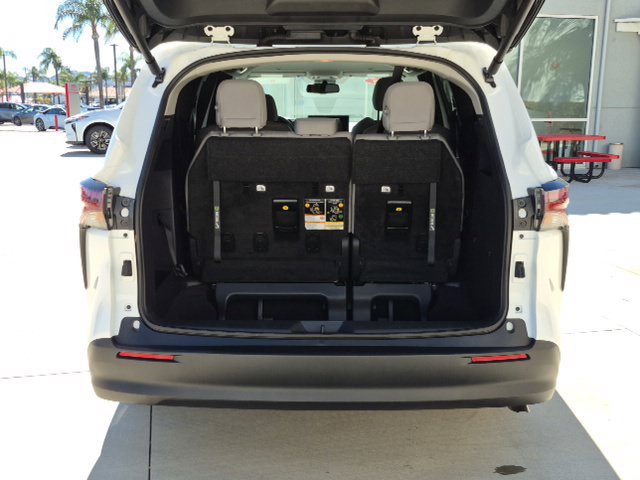 Used 2026 Toyota Sienna LE FWD image 7