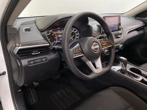 Used 2025 Nissan Altima 2.5 SV image 2