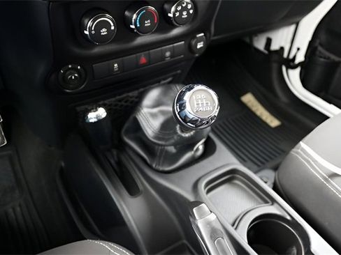 Used 2016 Jeep Wrangler Unlimited Rubicon w/ Connectivity Group image 21