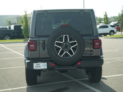 New 2026 Jeep Wrangler Unlimited Sahara AWD/4WD image 6