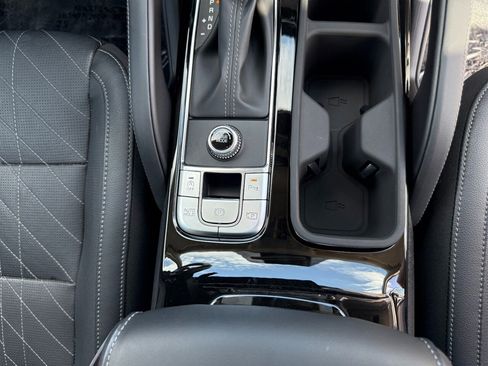 Used 2025 Kia Telluride SX w/ SX Captain's Chair Package FWD image 33