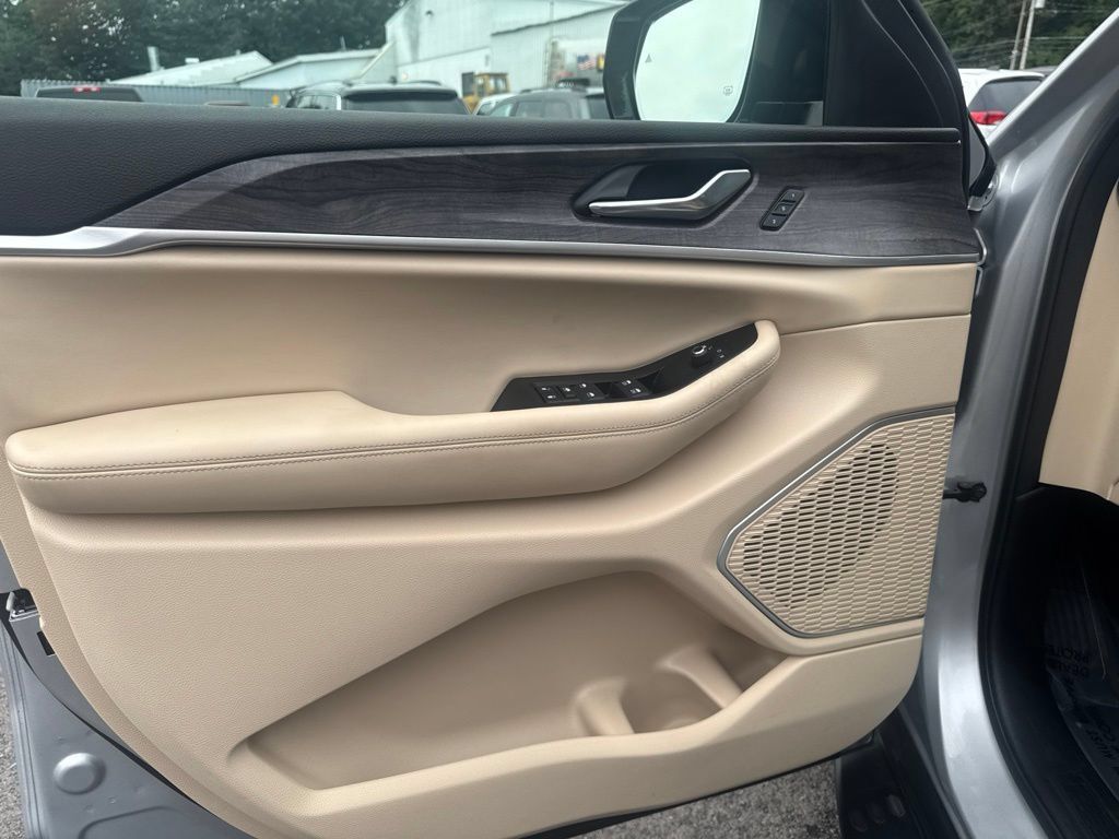 Used 2025 Jeep Grand Cherokee Limited w/ Luxury Tech Group II AWD/4WD image 13