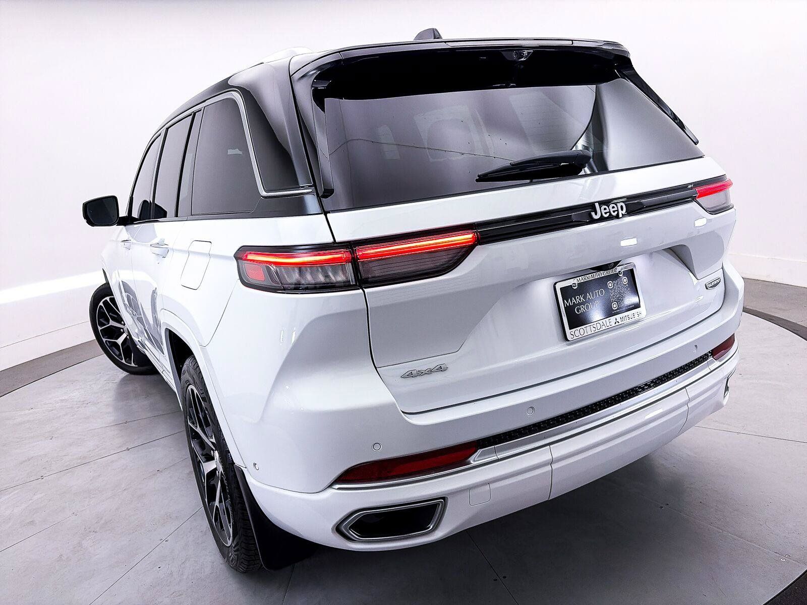 Used 2022 Jeep Grand Cherokee Summit AWD/4WD image 4