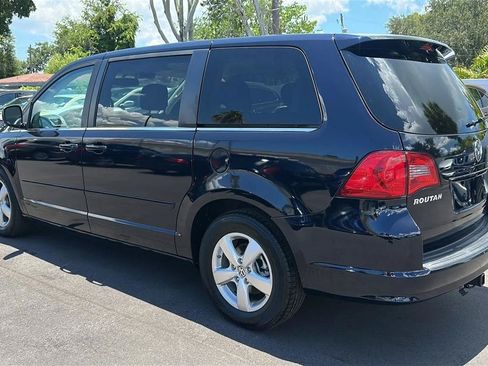 Used 2010 Volkswagen Routan SE FWD image 11