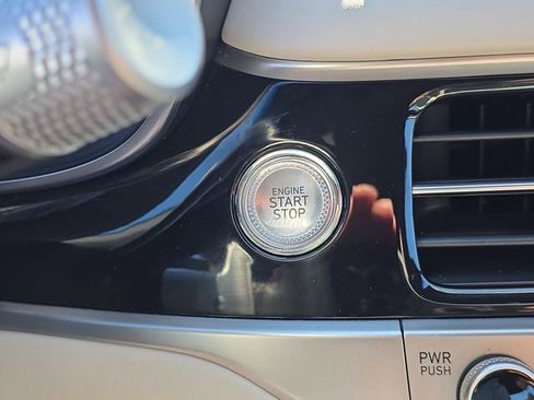 Used 2025 Genesis G70 2.5T image 28