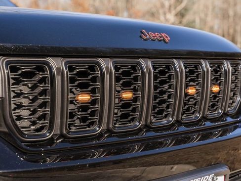 Used 2025 Jeep Grand Cherokee Altitude image 12