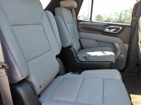 Used 2023 GMC Yukon SLT w/ SLT Premium Package image 12