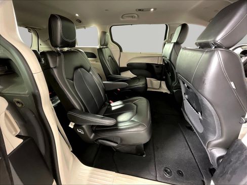 Used 2023 Chrysler Pacifica Touring-L FWD image 25