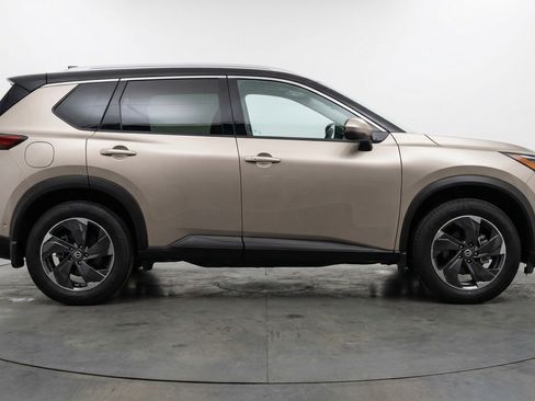 Used 2025 Nissan Rogue SV image 11
