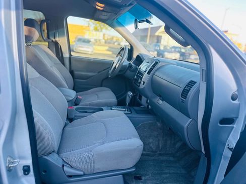 Used 2018 Nissan Frontier SV image 16