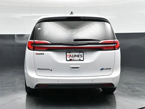 Certified 2024 Chrysler Pacifica Limited FWD image 9