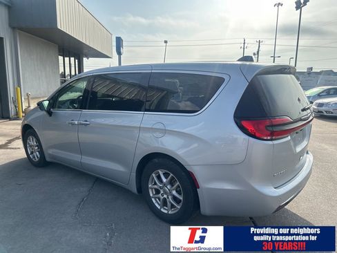 Used 2024 Chrysler Pacifica Touring-L image 2