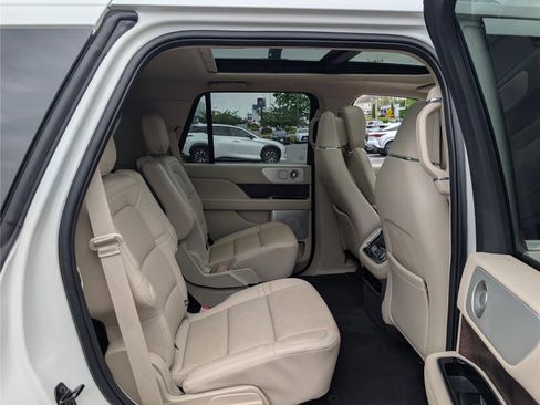 Used 2021 Lincoln Navigator Reserve w/ Luxury Package AWD/4WD image 11